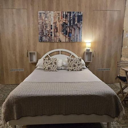 Servants' Quarters Studio Apartment Valletta Exterior photo